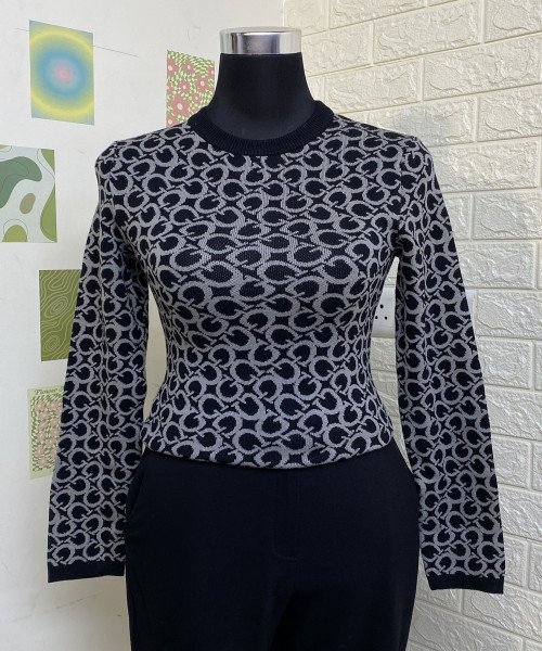 Black With  White  Round Neck  Knitted Pullover