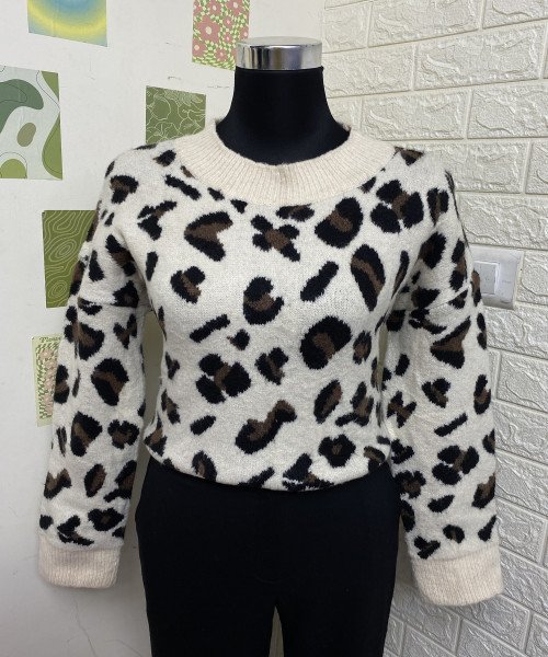 White With Black Round Neck Knit Pullover